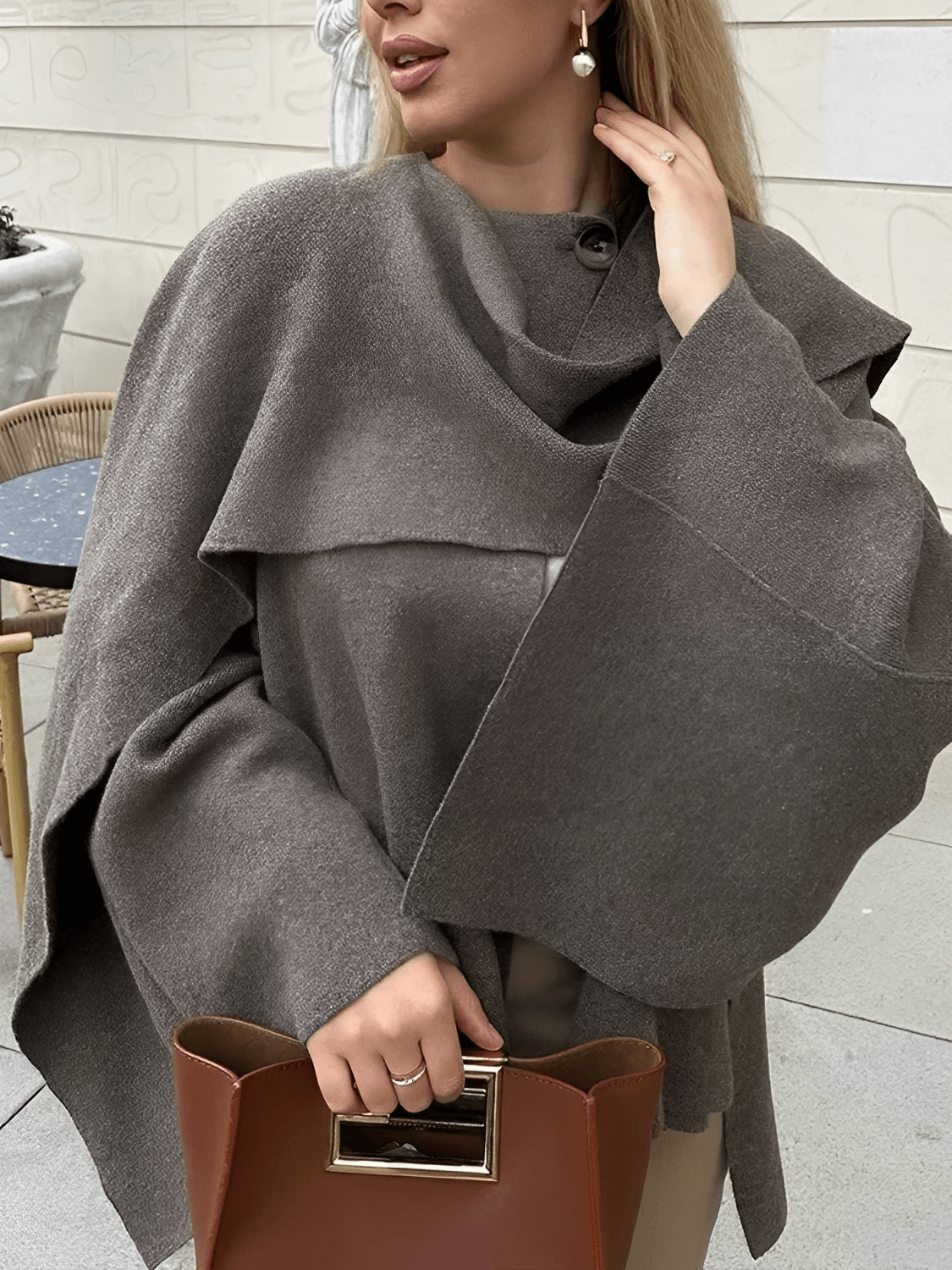 Casaco Poncho Assimétrico com Gola Lenço – Alana