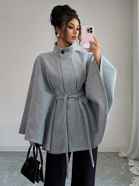 Casaco Poncho Evasê Estruturado com Cinto Faixa e Gola Alta Elegante – Ginevra
