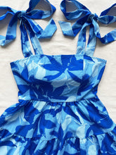 Vestido Casual Plus Size Bainha com Babado e Estampa Tropical